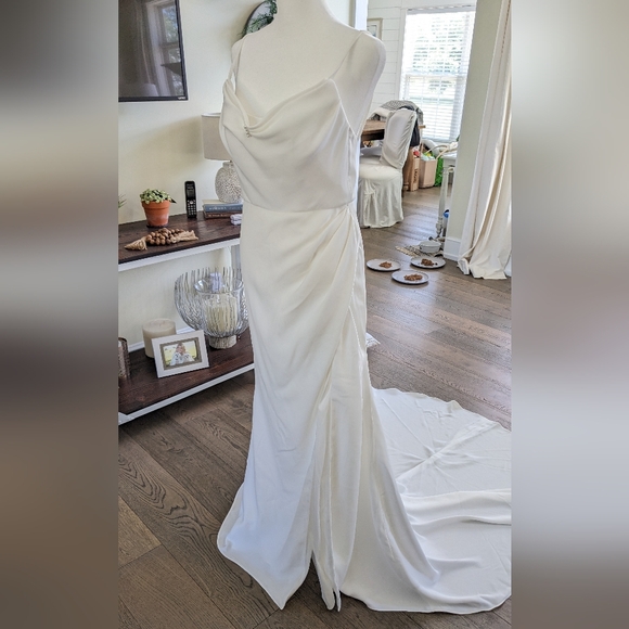 Elegant White Wedding Gown - Picture 7 of 16